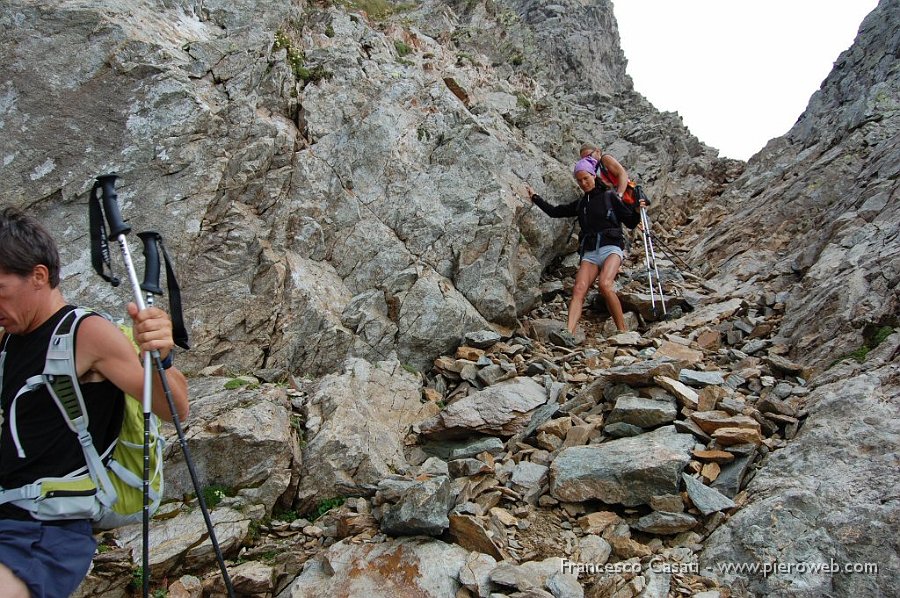 11-Anche gli alpinisti esperti in difficoltà nel canalino.jpg
